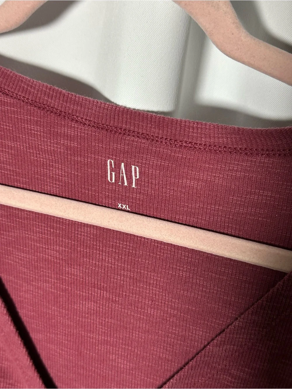GAP Women's essential ribbed Ruched V-Neck Tee in Plum